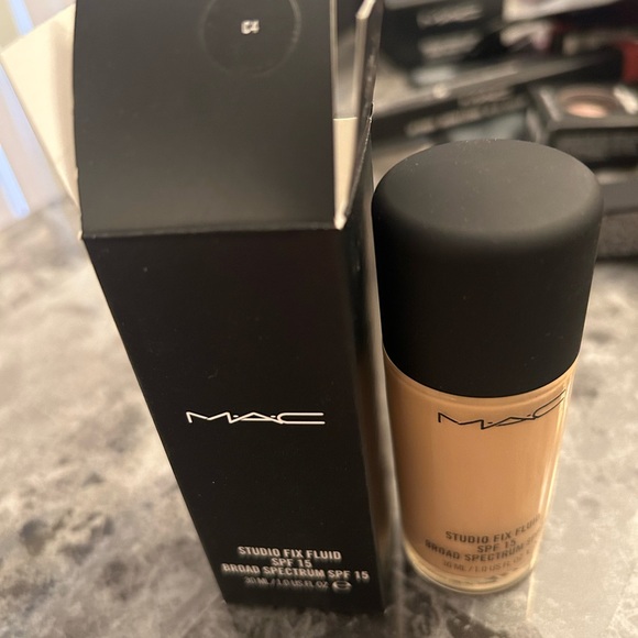 Mac Studio Fix Fluid Color: C4 - Picture 1 of 2
